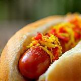 Instagram Hot Dog Nahaufnahme mit Senf und frischen Zutaten